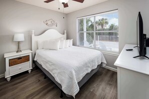 4 bedrooms, desk, iron/ironing board, free WiFi - Snowdrift "Beach Haven" Short walk to beach 🐬 (Miramar Beach)