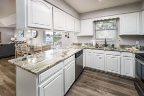 Køleskab, mikrobølgeovn, ovn, kogeplade