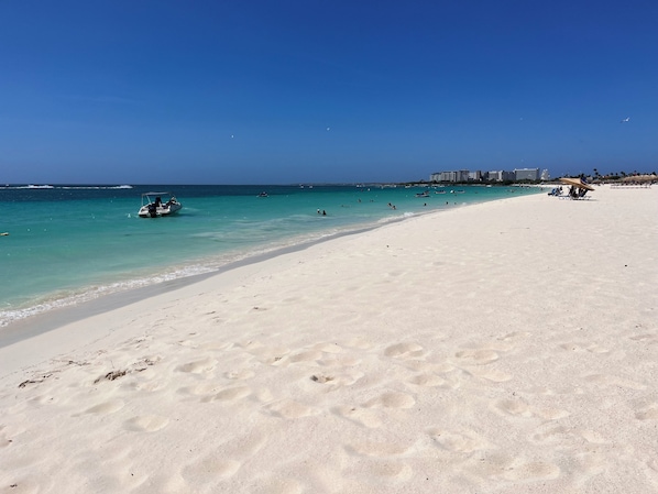 Chaises longues, serviettes de plage