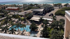 Un complexe hôtelier doté d’une piscine, d’une plage et offrant une vue sur l’océan.