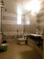 Un baño con inodoro, lavabo y ducha.