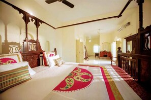 Room | Premium bedding, blackout curtains, rollaway beds, free WiFi - The Garden Bungalow (Bolpur)