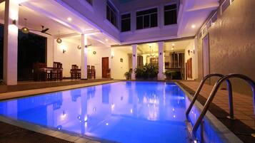 Kolam renang indoor dan kolam renang outdoor