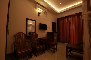 Quarto casal econômico, 1 cama Queen, para fumantes, cozinha americana | Frigobar, cofres nos quartos, escrivaninha, quartos à prova de som
