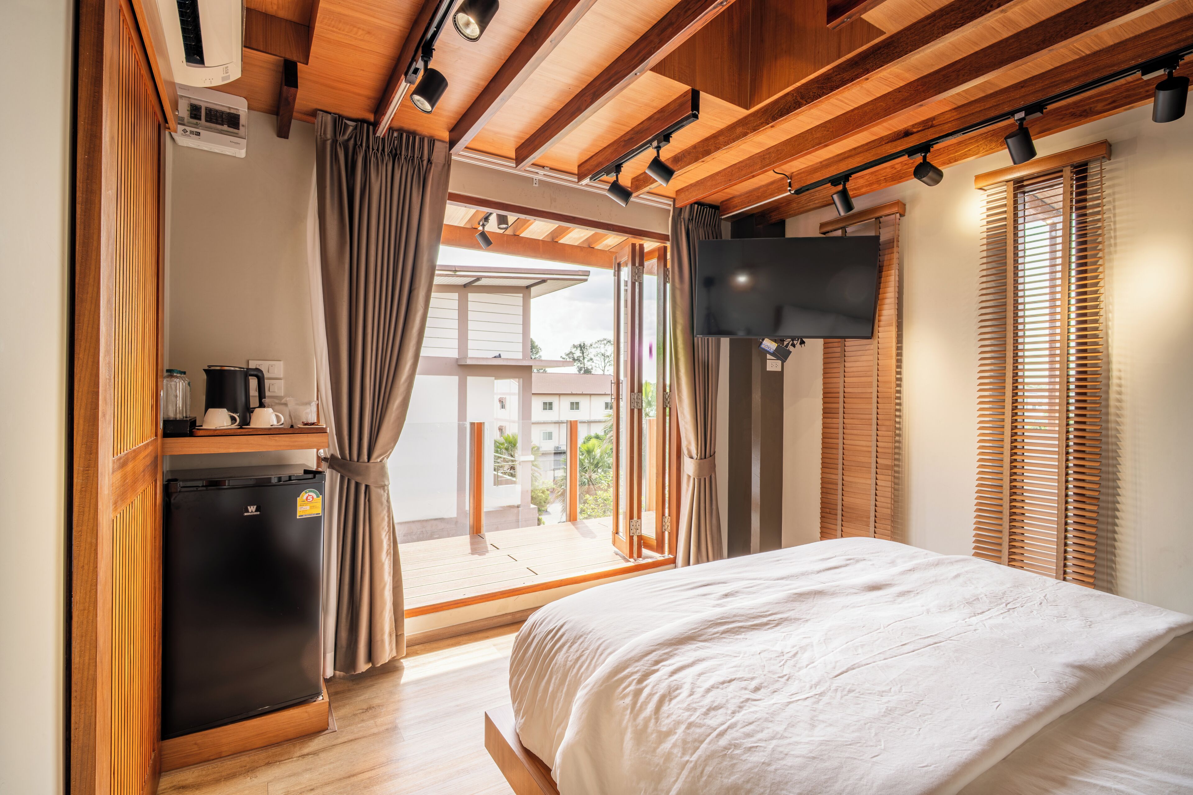VIP City View | Rollaway beds (surcharge), WiFi (free), bed sheets