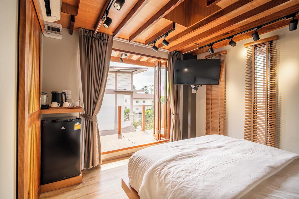 VIP City View | Rollaway beds (surcharge), WiFi (free), bed sheets