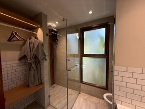 Quarto luxo, 1 cama King | Banheiro | Chuveiro, produtos de toalete grátis, toalhas de banho, sabonete