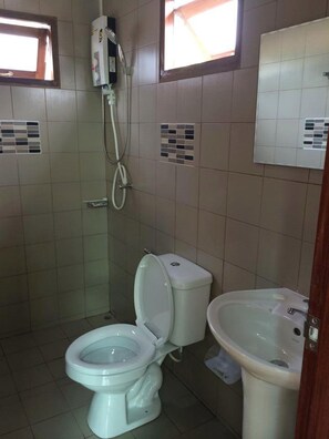 Bungalow Standard | Badrum | Dusch och gratis toalettartiklar