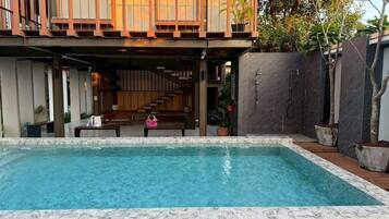 สระว่ายน้ำ