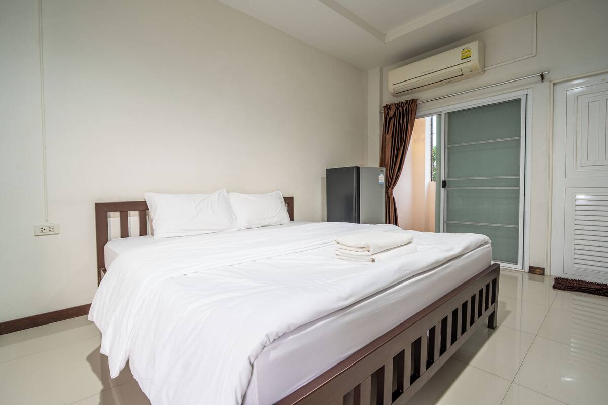 Standard Room, 1 King Bed | Rollaway beds (surcharge), WiFi (free), bed sheets