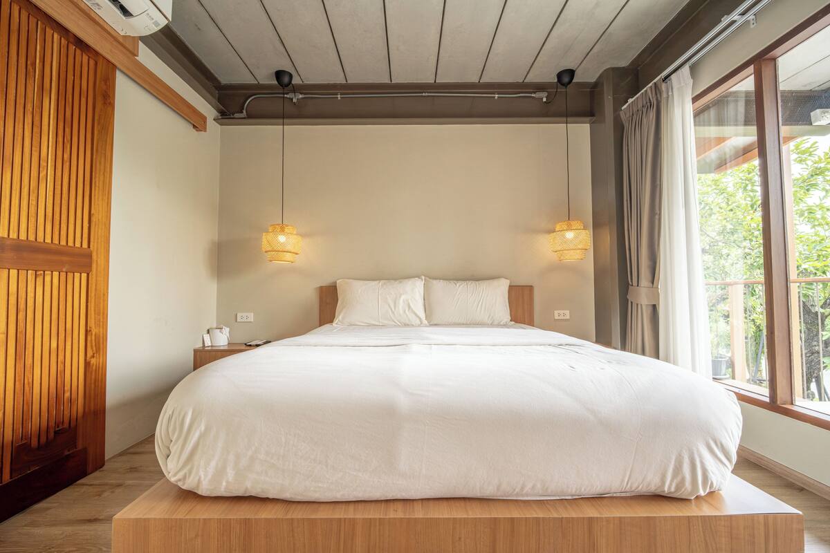 Deluxe Room, 1 King Bed | Rollaway beds (surcharge), WiFi (free), bed sheets