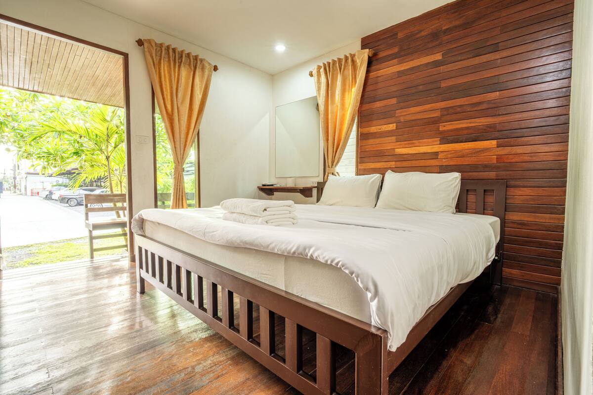 Superior Room, 1 King Bed | Rollaway beds (surcharge), WiFi (free), bed sheets