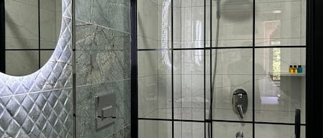 Deluxe Room | Bathroom | Shower, rainfall showerhead, hair dryer, bathrobes