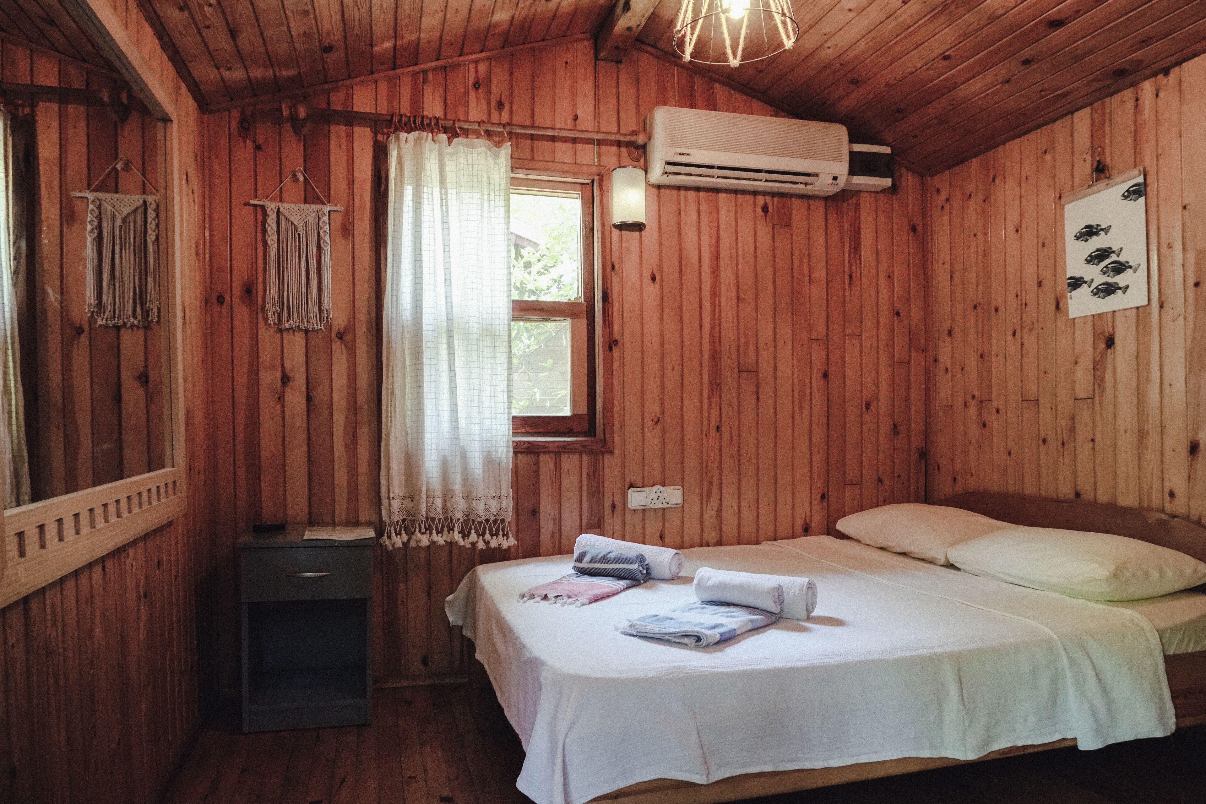 deluxe double room | free wifi, bed sheets