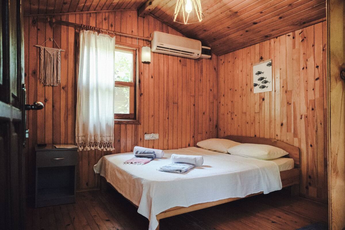 deluxe double room | free wifi, bed sheets