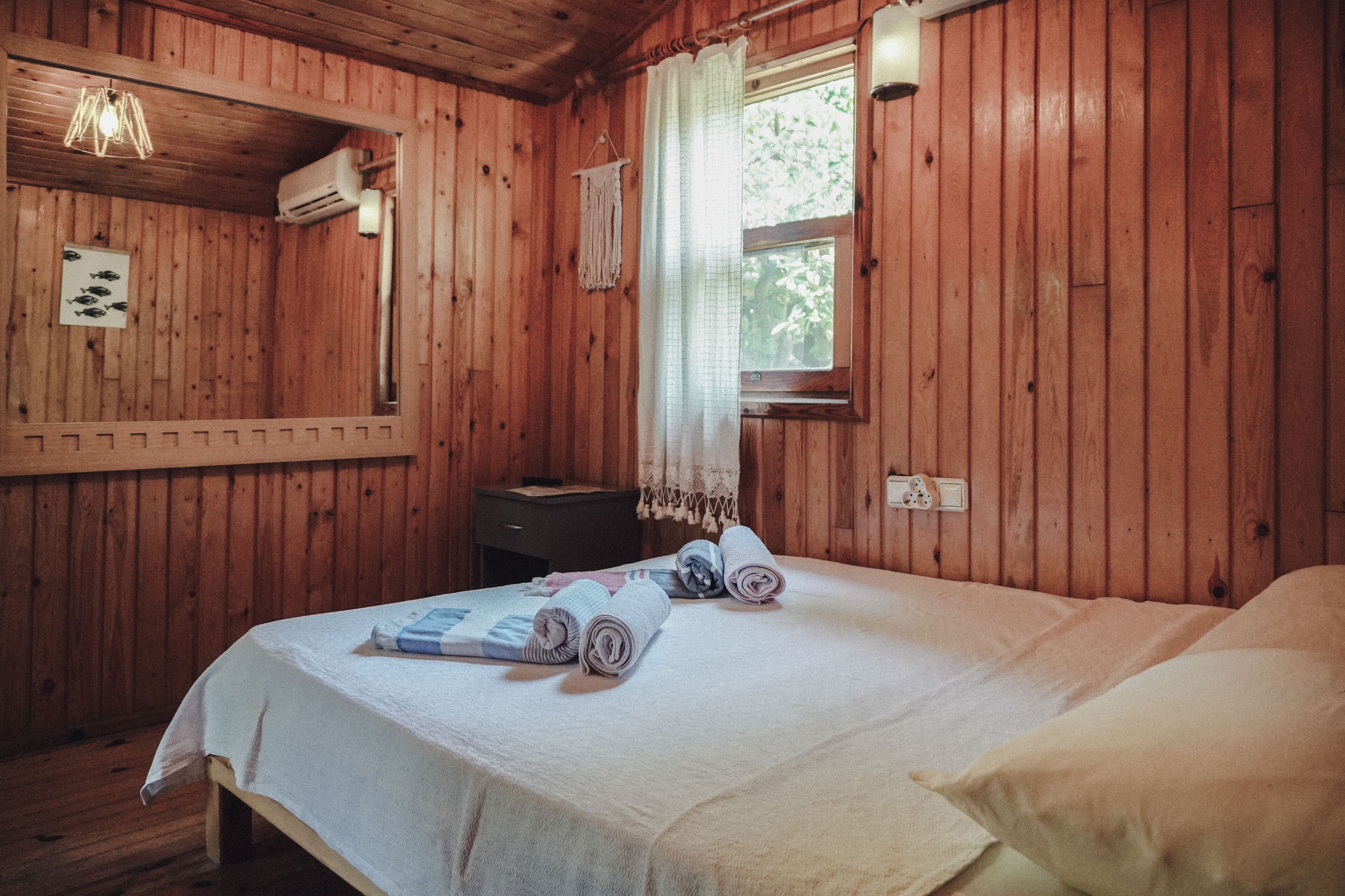 deluxe double room | free wifi, bed sheets