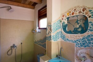 Casa, 2 quartos, vista para a colina, ao lado da montanha | Banheiro | Chuveiro, chuveiro com efeito de chuva, produtos de toalete grátis 