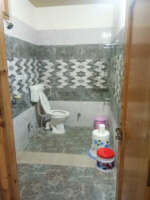 Phòng dành cho gia đình | Phòng tắm | Buồng tắm vòi sen 