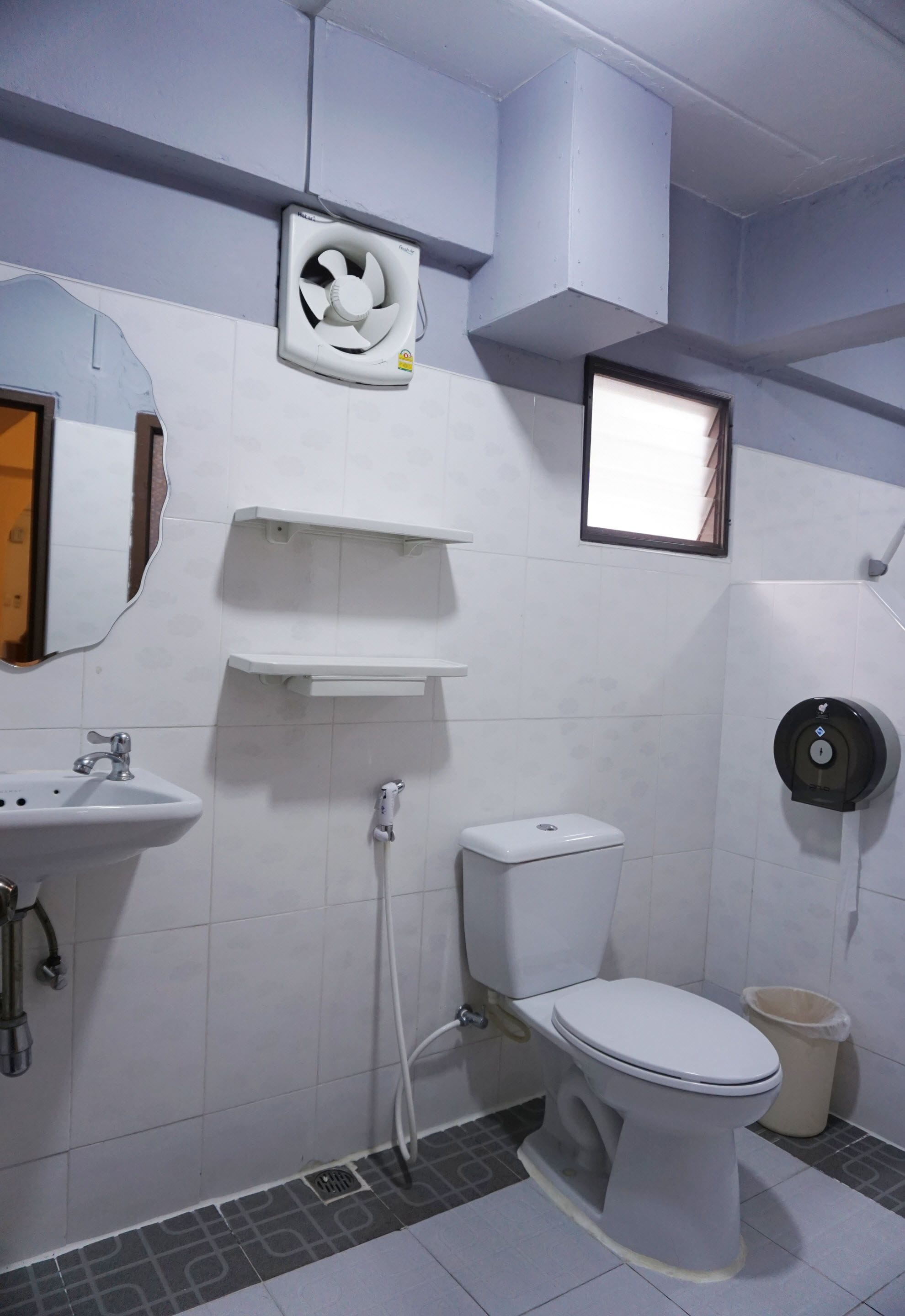 Standard Double Room | Bathroom | Shower, free toiletries