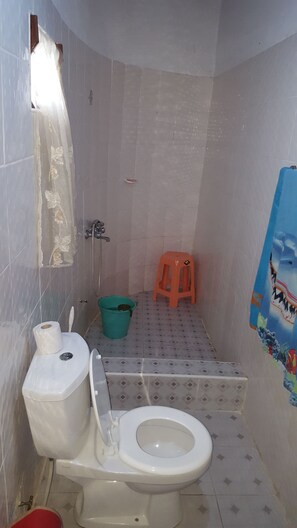 Shower, jetted bath, rainfall showerhead, free toiletries