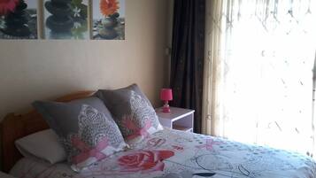 Doppelzimmer, Balkon, Meerblick | 1 Schlafzimmer, individuell dekoriert, individuell eingerichtet