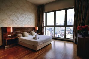 Comfort Apartment, 2 Bedrooms | Individually decorated, individually furnished, desk, laptop workspace - Regalia Residence @ KLCC View Sky Pool by MC (Kuala Lumpur)