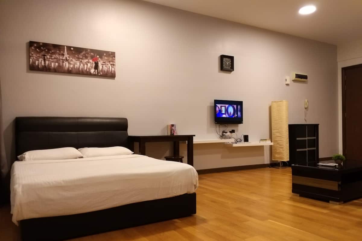 Deluxe Studio Suite | Individually decorated, individually furnished, desk, laptop workspace