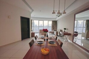 Căn hộ tiện nghi đơn giản, 2 phòng ngủ | Trang trí khác biệt, trang bị nội thất với thiết kế riêng biệt, bàn 