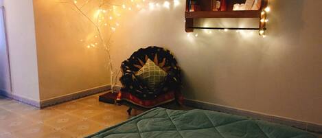 Kahden hengen huone, jaettu kylpyhuone (Mattress Only) | 1 makuuhuone, silitysrauta/-lauta, ilmainen Wi-Fi