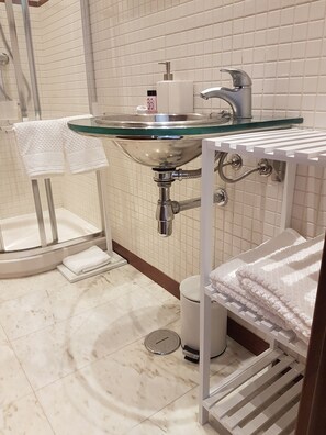 Family Suite, Balcony | Bathroom | Shower, free toiletries, towels