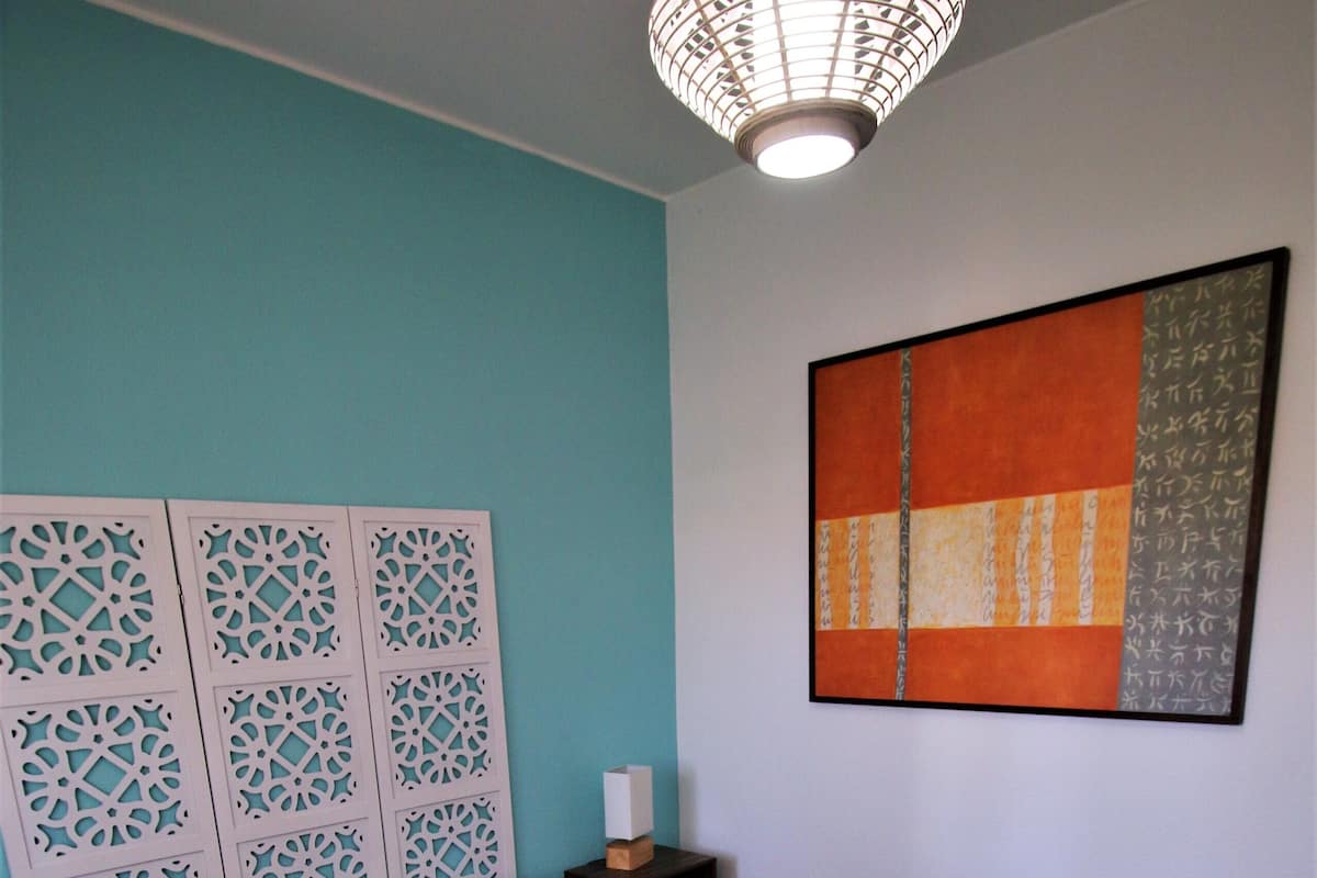 Tweepersoonskamer | Een bureau, gratis babybedden, gratis wifi, beddengoed
