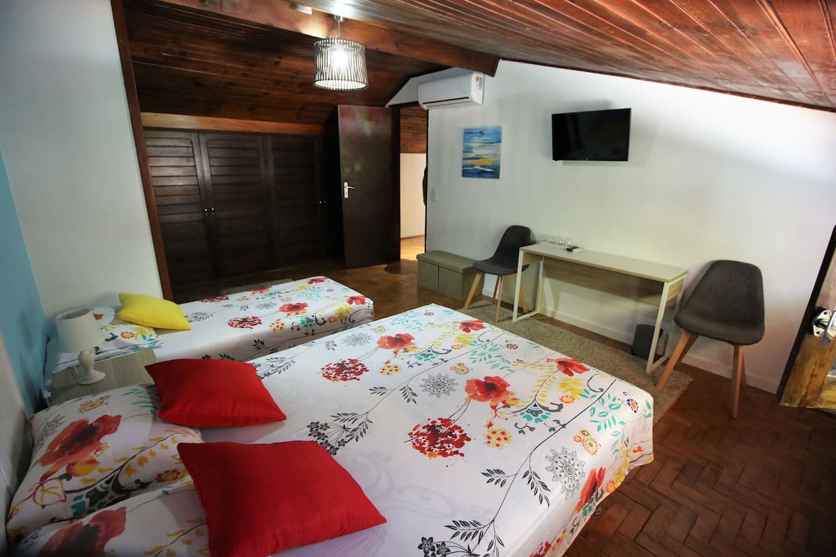 Tweepersoonskamer (with Extra Bed) | Een bureau, gratis babybedden, gratis wifi, beddengoed