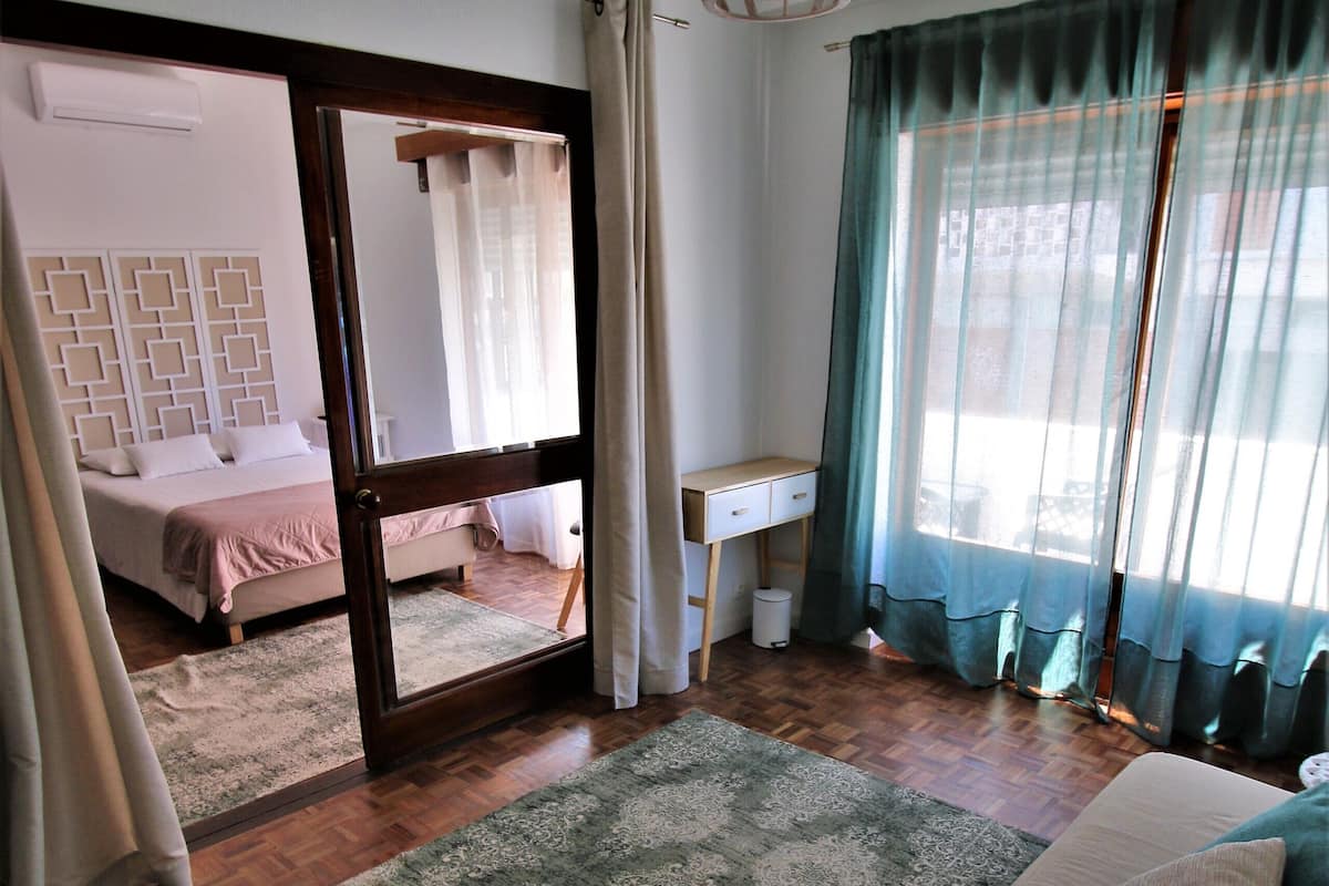 Familie suite, balkon | Een bureau, gratis babybedden, gratis wifi, beddengoed