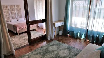 Suite familiar, balcón | Escritorio, cunas gratuitas, wifi gratis y ropa de cama