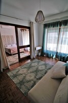 Escritorio, cunas gratuitas, wifi gratis y ropa de cama