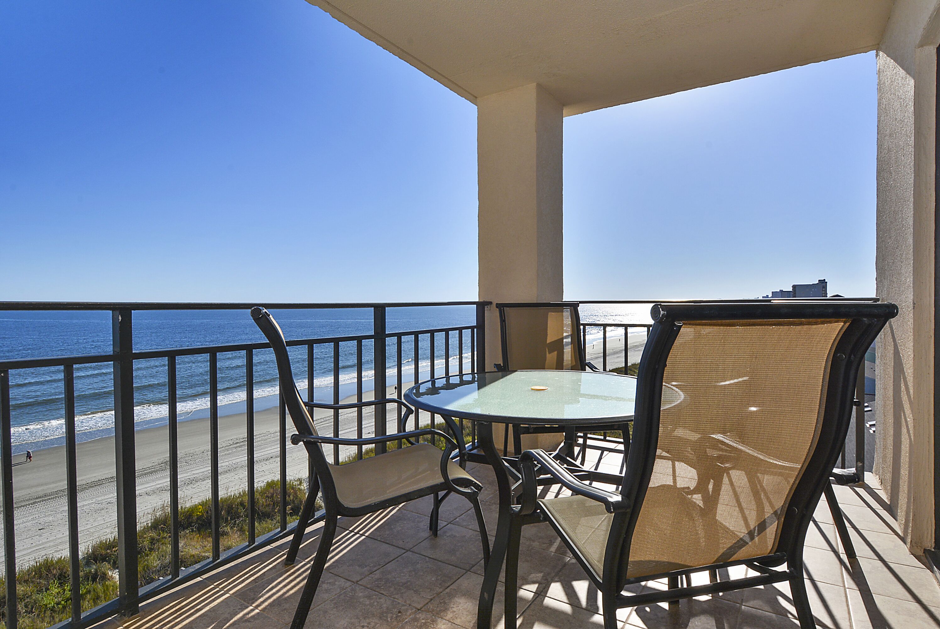 Oceanfront 4 bedroom condo,corner southside unit, pool, close to attractions