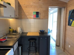 Fridge, microwave, oven, stovetop - Apartment L'Orée de l'Eure, Uzès. Garden, large non-shared pool (Uzès)