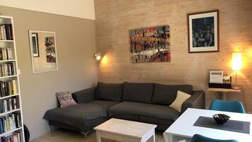 Flachbildfernseher, DVD-Player, Bücher