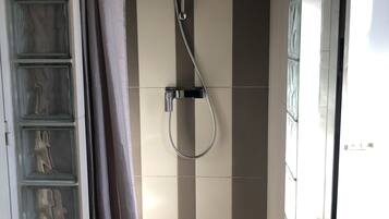 Douche, sĂšche-cheveux, serviettes fournies, papier toilette