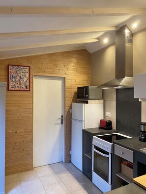 Réfrigérateur, micro-ondes, four, plaque de cuisson