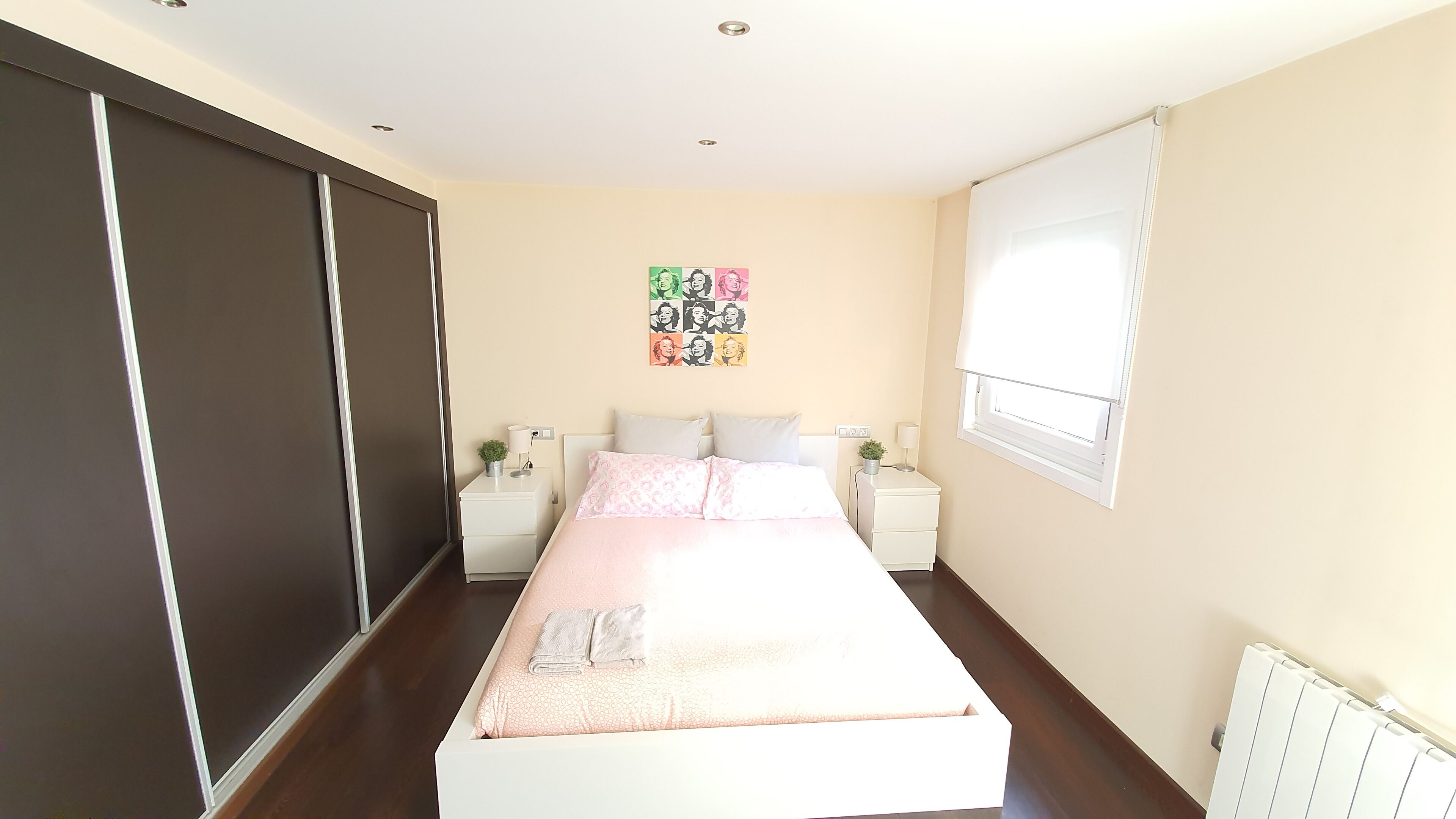 2 chambres, bureau, chambres insonorisées, fer et planche à repasser