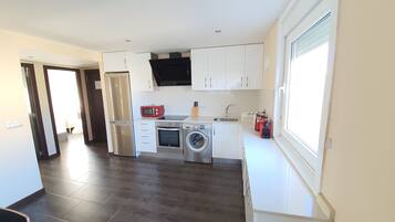 Een koelkast, een magnetron, een oven, een kookplaat