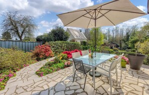 Outdoor dining - 3 bedroom beautiful home in Plouay (Plouay)