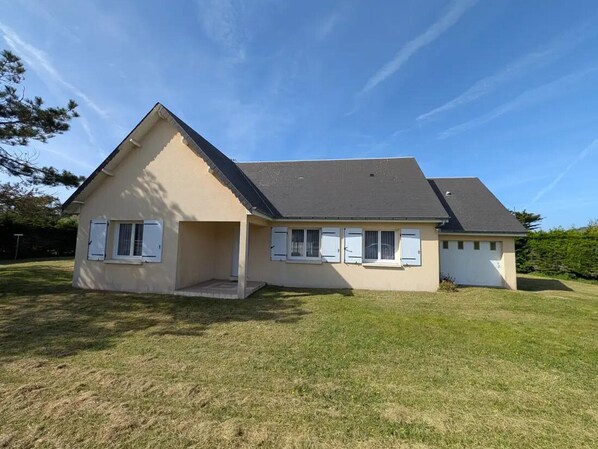 A single-story house with a sloped roof, a front porch, and a small front yard. - Comfortable house, Denneville, 6 pax, near the sea (Denneville)