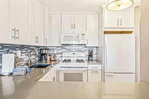 Fridge, microwave, oven, stovetop - GORGEOUS REMODEL-WELL EQUIPPED-MODERN LUXURY-AC THROUGHOUT (Kihei)