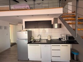 Dúplex superior | Cocina privada | Frigorífico, microondas, placa de cocina y lavavajillas
