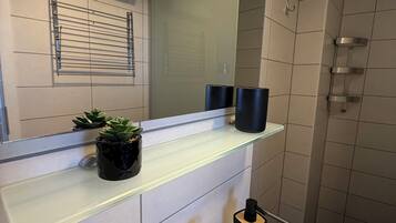 ฝักบัว, ไดร์เป่าผม, ผ้าเช็ดตัว, กระดาษชำระ