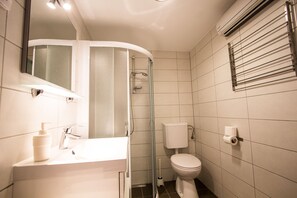 Comfort Duplex | Bathroom | Shower, hair dryer, towels, toilet paper