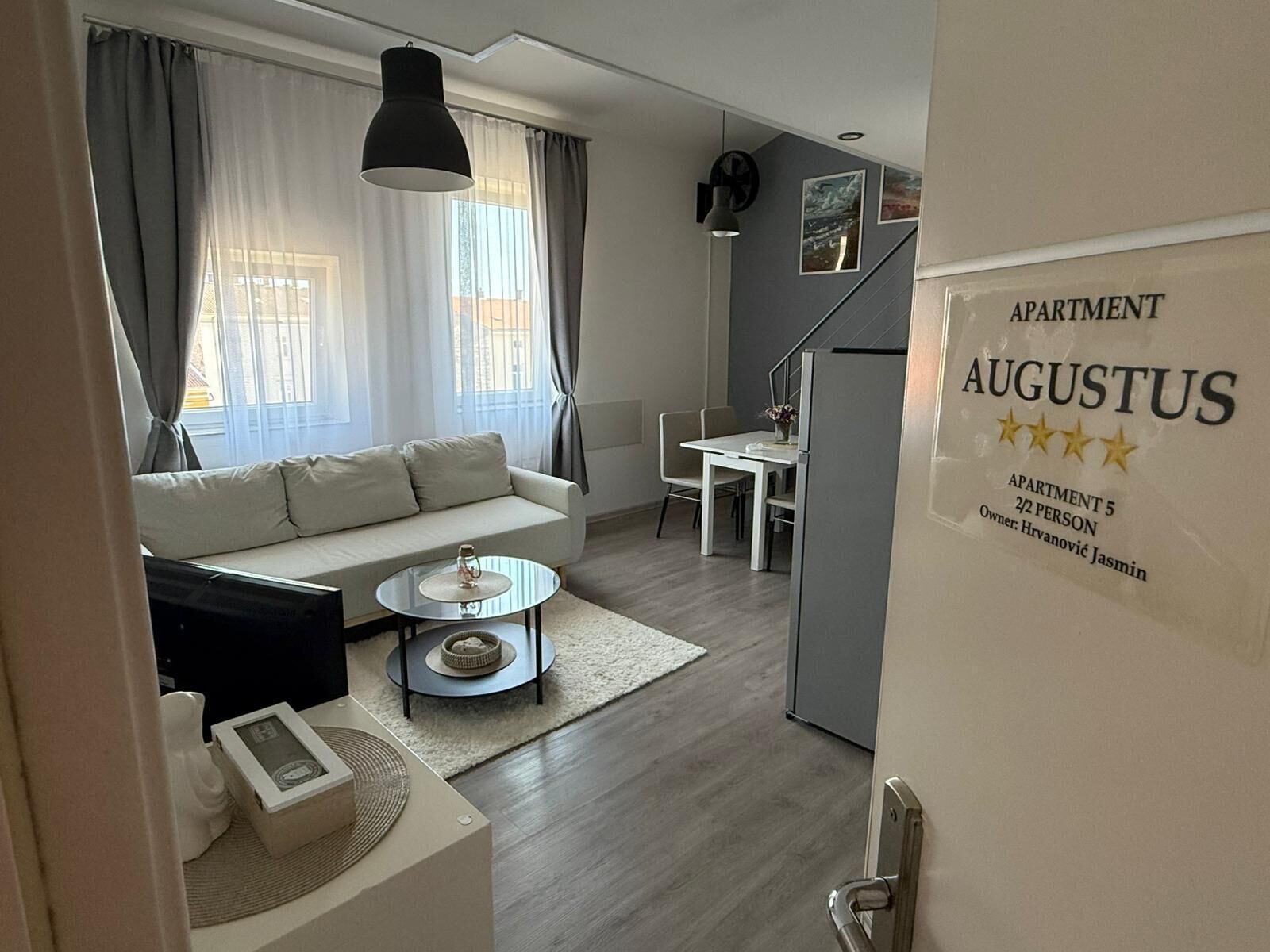 Un appartement moderne comprenant un espace de vie, un coin repas et une kitchenette.