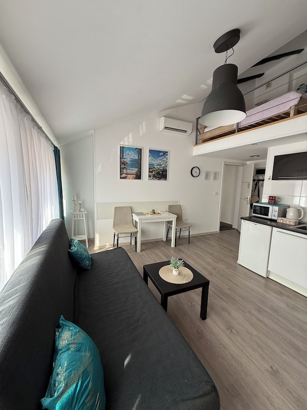 Premium-Maisonette | Wohnbereich | Flachbildfernseher